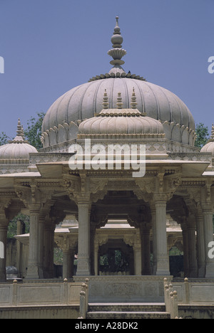 Dome du cénotaphe de Maharaja Madho Singh le deuxième, Gaitor, Jaipur en Inde Banque D'Images