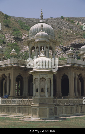 Vue rapprochée de cénotaphe de Maharaja Madho Singh le deuxième, Gaitor, Jaipur en Inde Banque D'Images