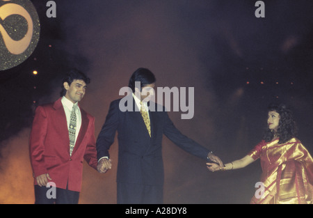 La star de cinéma de Bollywood indien Amitabh Bachchan l'acteur Aamir Khan et avec Madhuri Dixit Banque D'Images
