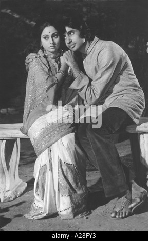 Amitabh Bachchan, acteur de la star du film indien de Bollywood, avec Jaya Bachchan dans le film Ishaara Ek Nazar Inde ancienne image vintage de 1900s Banque D'Images