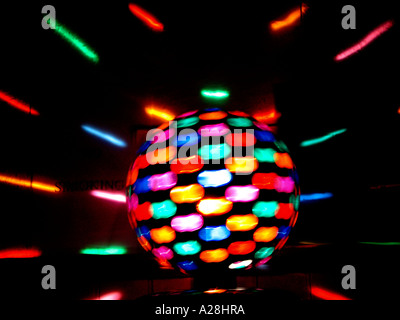 Boule disco light avec effet de flou d'obturation lente Banque D'Images
