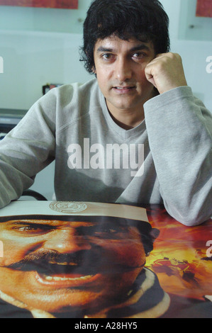 Aamir Khan, acteur Star du cinéma indien de Bollywood hindi avec une affiche de son film Mangal Paandey à Mumbai Inde Banque D'Images