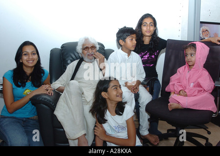 VCA76547 Maqbool Fida Hussain peintre à l'occasion de son 90ème anniversaire avec sa famille Banque D'Images