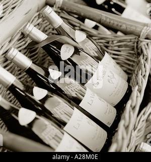 Des bouteilles de vin en panier sur la rue du marché de la rue Mouffetard, Paris, France Banque D'Images