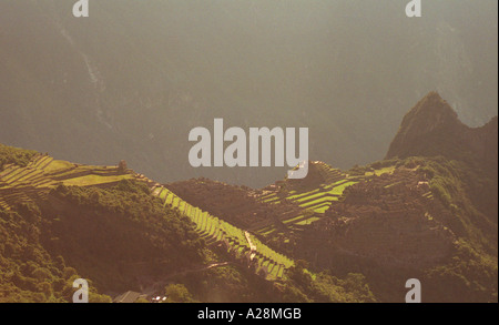 Première vue du Machu Picchu dans la distance de Intipunku, Porte du Soleil, de l'Inca, Pérou Banque D'Images