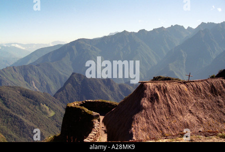 Vue depuis la ville, Phuyupatamarca au-dessus des nuages sur le sentier des Incas, en route vers le Machu Picchu, Pérou Banque D'Images