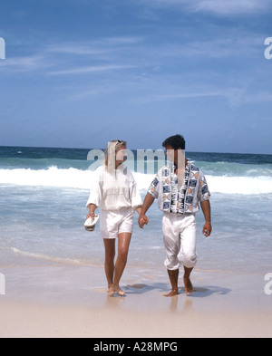 Couple walking on tropical beach, plage de Grand'Anse, l'île de La Digue, République des Seychelles Banque D'Images