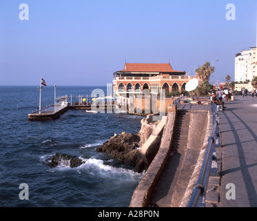 Restaurant en bord de mer, la Corniche, Beyrouth, Beyrouth Gouvernorat, République du Liban Banque D'Images