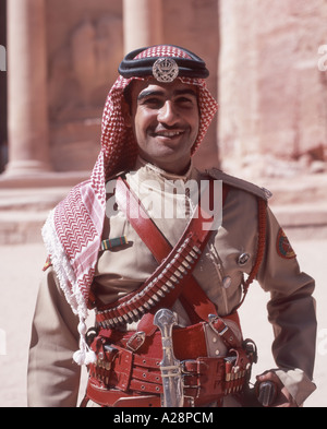 Soldat de la patrouille, le Conseil du Trésor (Al khazneh), ancienne ville de Petra, Maan, de Jordanie Banque D'Images