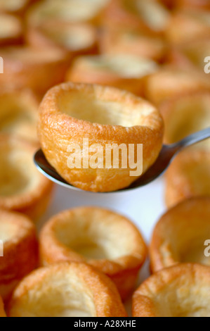 YORKSHIRE PUDDINGS INDIVIDUELS SUR UNE PLAQUE DE CUISSON pour les repas scolaires sains NOUVEAU UK Banque D'Images