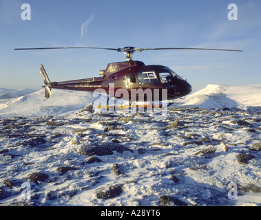 Ecureuil AS 350B d'hélicoptères utilitaires légers basé à Inverness à l'œuvre dans les Cairngorms en Écosse. GAVM 2057-212 Banque D'Images