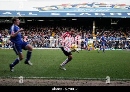 Seize ans, THEO WALCOTT, jouant pour SOUTHAMPTON CONTRE CARDIFF CITY À NINIAN PARK LE SAMEDI, 31 Décembre, 2005. Banque D'Images