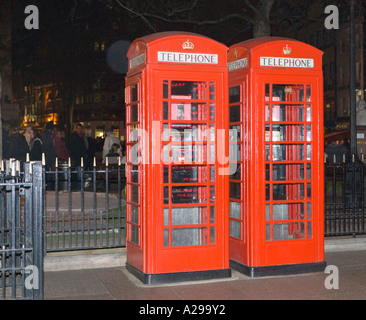 'RedTelephone iconique [Box'] 'nuit' Leicester Square Londres Banque D'Images