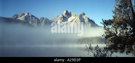 Le brouillard plane sur le bas des pentes du mont McGowan et Stanley Lake dans la zone de loisirs nationale de scie de l'Idaho Banque D'Images