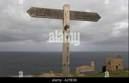 Sentier du littoral sud-ouest direction Levant Tin Mine post doigt Cornwall Banque D'Images