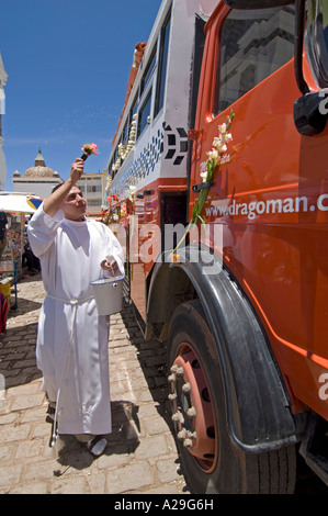 Un camion de l'aventure terrestre être béni à l'entrée de la Basilique Notre Dame de Copacabana. Banque D'Images