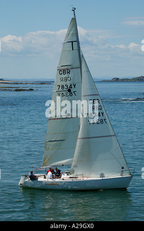 Yacht avec voile blanche, navigation dans l'Estuaire de Forth, Mer du Nord, Côte Est, de l'Écosse ; visite Banque D'Images