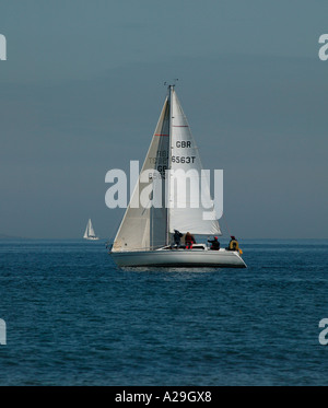 Deux Yachts à voile blanche, navigation dans l'Estuaire de Forth, Mer du Nord, Côte Est, de l'Écosse Banque D'Images