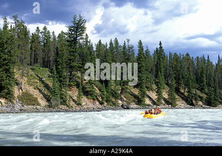 Une partie de vacanciers rafting sur la rivière Kootenay, dans le Parc National Jasper Canada Banque D'Images