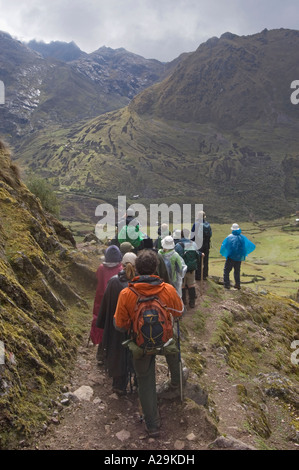 Un groupe de touristes et de guides de trekking à travers le paysage sauvage des Andes sur la "communauté" de l'Inca. Banque D'Images