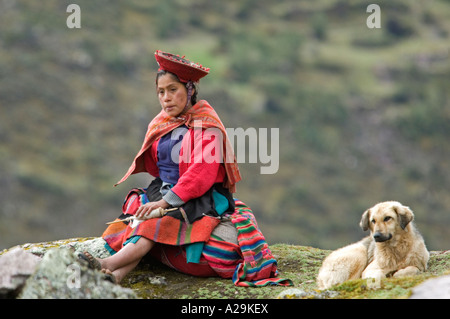 Une rencontre avec une femme péruvienne locale portant des vêtements traditionnels avec son chien pendant sur la "communauté" de l'Inca. Banque D'Images