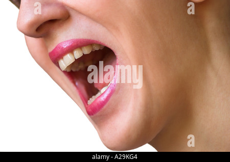 Ouvrir la bouche d'une jeune femme crier Banque D'Images
