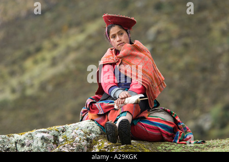 Une rencontre avec une femme péruvienne locale portant des vêtements traditionnels alors que sur la "communauté" de l'Inca. Banque D'Images