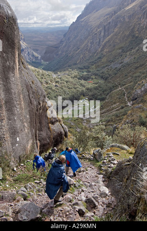 Un groupe de touristes et de guides de trekking à travers le paysage sauvage des Andes sur la "communauté" de l'Inca. Banque D'Images