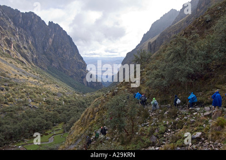 Un groupe de touristes et de guides de trekking à travers le paysage sauvage des Andes sur la "communauté" de l'Inca. Banque D'Images