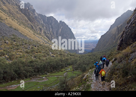 Un groupe de touristes et de guides de trekking à travers le paysage sauvage des Andes sur la "communauté" de l'Inca. Banque D'Images