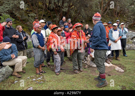 Un groupe de touristes dire "merci" pour les guides et les porteurs au bush camping à Paccha tandis que sur la "communauté" de l'Inca. Banque D'Images