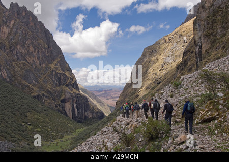 Un groupe de touristes et de guides de trekking à travers le paysage sauvage des Andes sur la "communauté" de l'Inca. Banque D'Images