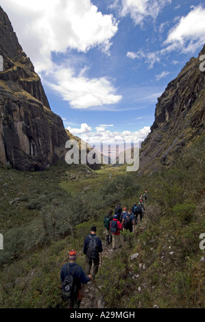 Un groupe de touristes et de guides de trekking à travers le paysage sauvage des Andes sur la "communauté" de l'Inca. Banque D'Images