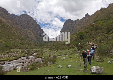 Un groupe de touristes et de guides de trekking à travers le paysage sauvage des Andes sur la "communauté" de l'Inca. Banque D'Images