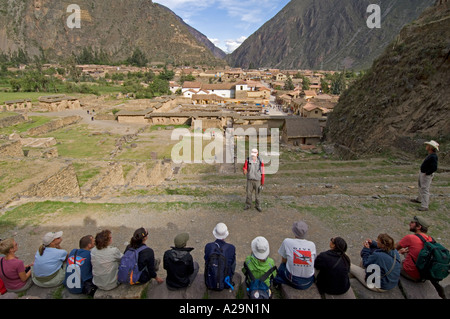 Un guide expliquant l'histoire locale à un groupe de touristes dans les ruines Incas de la ville d'Ollantaytambo, au Pérou. Banque D'Images