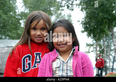Les jeunes filles autochtones Cris du Nord du Québec à côté de la Baie James, Canada Banque D'Images