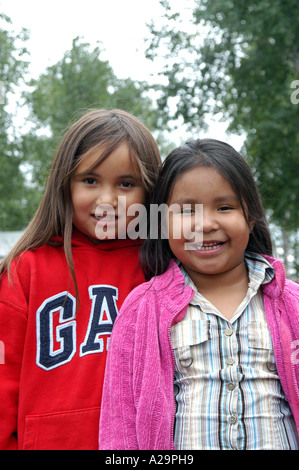 Les jeunes filles autochtones Cris du Nord du Québec à côté de la Baie James, Canada Banque D'Images