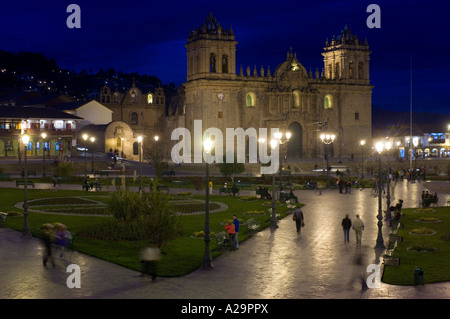 La cathédrale qui domine le côté nord-est de la Plaza de Armas (place principale) de Cusco au crépuscule. Banque D'Images