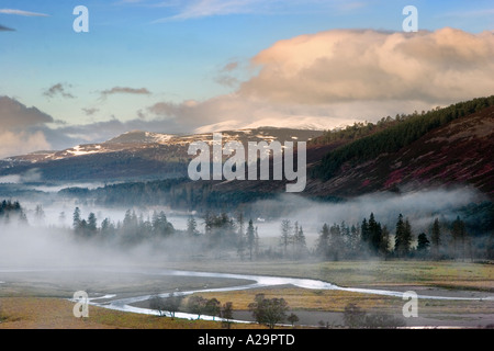 Janvier Météo couche d'inversion dans la vallée de la rivière Dee zone supérieure de catéchment, à Mar Lodge Estate, Royal Deeside, Parc national de Cairngorms, Écosse, Royaume-Uni Banque D'Images