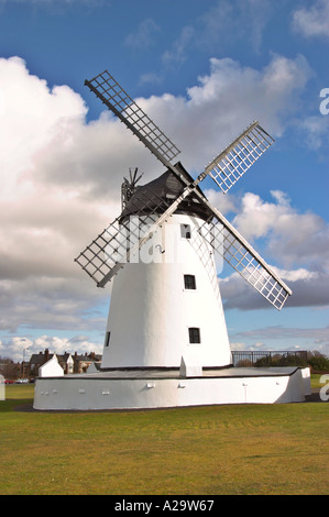 Moulin sur le bord de mer. Lytham, Lancashire, Royaume-Uni. Banque D'Images