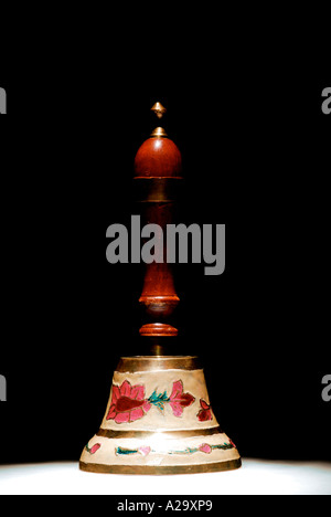 Décoré main bell sur fond noir Banque D'Images