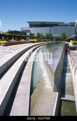 Le Sony Metreon, vu de l'Jardins Yerba Buena à San Francisco, Californie. Banque D'Images