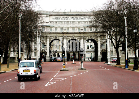 Un taxi noir roulant sur le Mall à l'Admiralty Arch London Banque D'Images