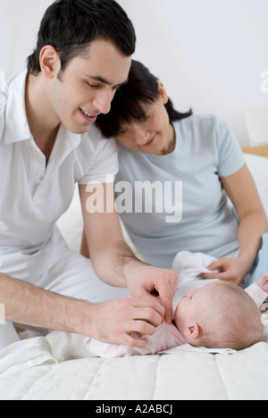 Les parents de changer la couche de bébé Banque D'Images