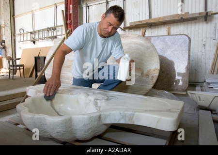 L'homme en forme de lavabo en marbre grand polissage comme shell cowes Ile de Wight Angleterre Royaume-Uni Grande-Bretagne Banque D'Images