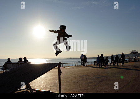 Un roller skater saute en l'air Nice France Banque D'Images