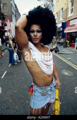 Un transsexuel pose à une street party à Londres. 2004 Banque D'Images