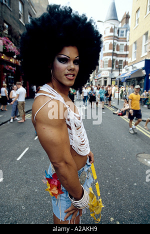 Une transsexuelle pose à une street party à Londres. 2004 Banque D'Images