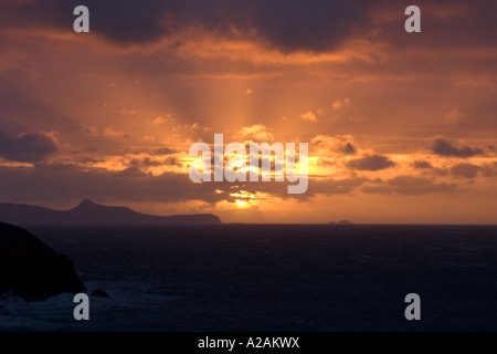 Coucher de soleil sur la côte de Pembrokeshire de Strumble Head Banque D'Images