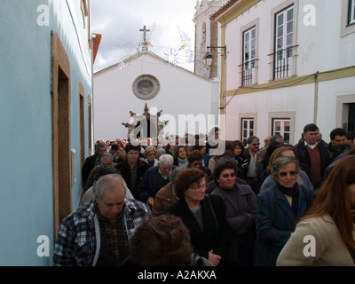 Grande foule de personnes endeuillées à la suite de l'corbillard dans une procession funéraire à Monchique, Algarve, Portugal. Banque D'Images